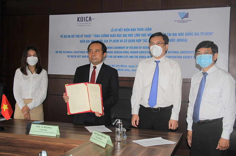 PGS, TS Vũ Hải Quân, Giám đốc Đại học Quốc gia thành phố Hồ Chí Minh Ký kết thỏa thuận hợp tác trực tuyến thực hiện dự án “Tăng cường giáo dục đại học lĩnh vực nông nghiệp tại Đại học Quốc gia TP Hồ Chí Minh”.