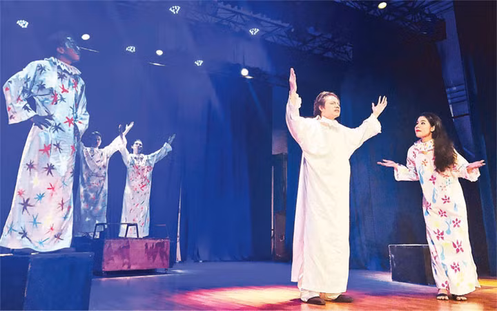 Cảnh trong trích đoạn “Lão hà tiện” của sinh viên, đạo diễn Võ Cẩm Tiên được dàn dựng với nhiều nét mới, thu hút người xem.