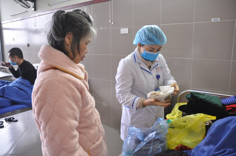 Điều dưỡng chăm sóc bà Hương trong thời gian điều trị.