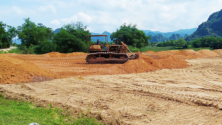 San lấp mặt bằng khu tái định cư xã Thạch Hóa, huyện Tuyên Hóa (ảnh chụp ngày 6/4).