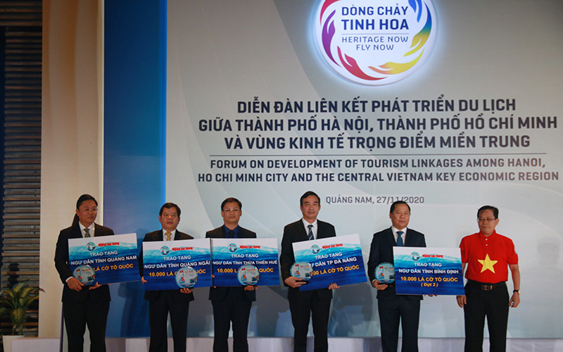 Đại diện Ban Biên tập Báo Người lao động trao tặng cờ Tổ quốc cho ngư dân năm tỉnh.