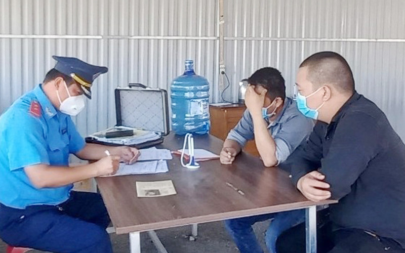 Cơ quan chức năng lập biên bản vi phạm đối với 2 lái xe.