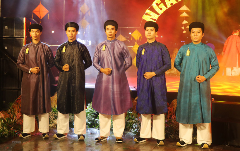 Trình diễn áo dài ngũ thân truyền thống. Ảnh: TTXVN.