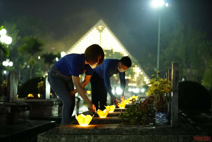 Đoàn viên, thanh niên tỉnh Điện Biên thắp nến tri ân các Anh hùng, liệt sĩ tại Nghĩa trang liệt sĩ A1.