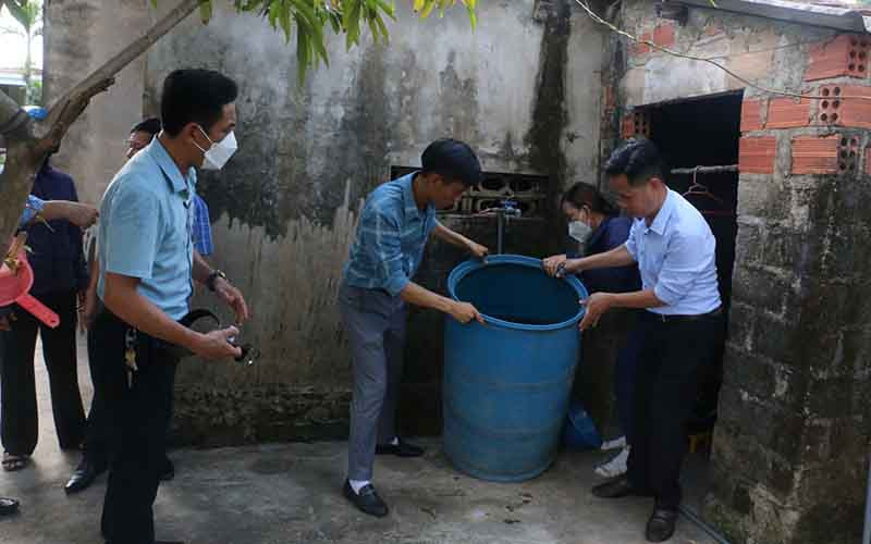 Cán bộ Trung tâm kiểm soát bệnh tật Hà Tĩnh kiểm tra, giám sát công tác phòng, chống dịch bệnh sốt xuất huyết tại xã Kỳ Phong, huyện Kỳ Anh. 