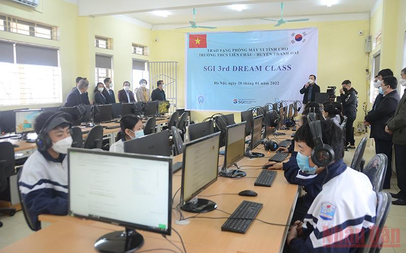 Quang cảnh lễ trao tặng phòng học máy tính tại trường THCS Liên Châu.