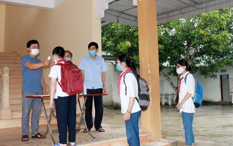 Học sinh ở các trường học trên địa bàn thành phố Vinh kiểm tra nhiệt độ trước khi vào lớp.