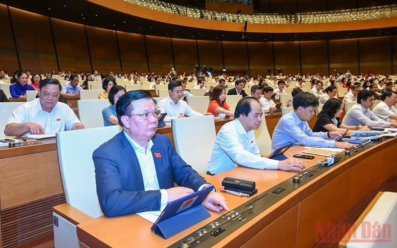 Đại biểu Quốc hội biểu quyết thông qua Luật Kinh doanh bảo hiểm (sửa đổi). (Ảnh: LINH KHOA NGUYÊN)