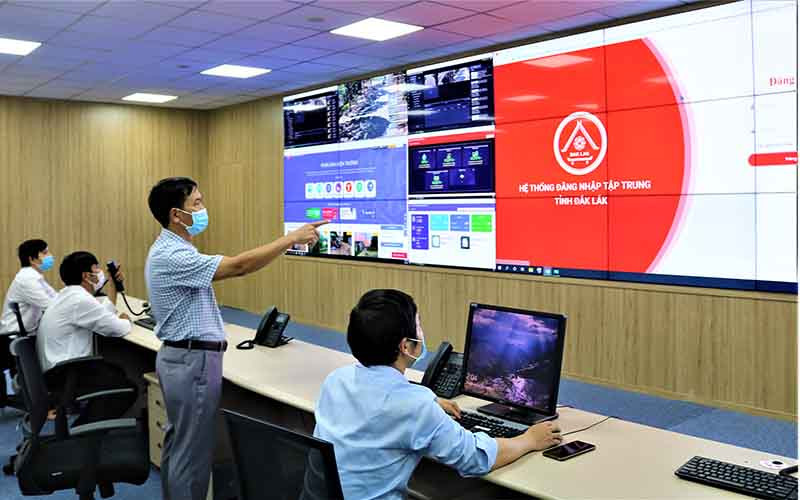 Phó Giám đốc Sở Thông tin và Truyền thông tỉnh Đắk Lắk Trần Văn Hiền kiểm tra vận hành hệ thống các dịch vụ đô thị thông minh tỉnh Đắk Lắk.