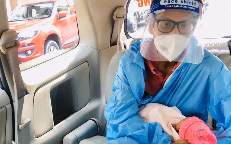 Vinh đón bé Nguyễn Huỳnh Thiên Lạc về trên xe của CLB “Chuyến xe nghĩa tình”.