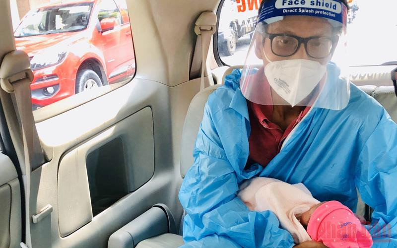 Vinh đón bé Nguyễn Huỳnh Thiên Lạc về trên xe của CLB “Chuyến xe nghĩa tình”.