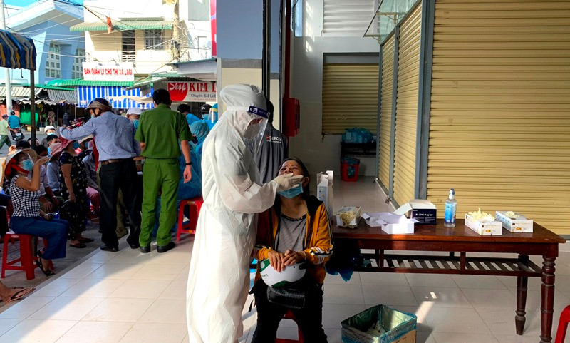 Lấy mẫu xét nghiệm người dân trong khu vực chợ La Gi (Bình Thuận), nơi được xác định là ổ dịch khởi phát nguồn lây nhiễm SARS-CoV-2 ra cộng đồng.