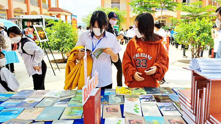 Một hoạt động đưa sách văn học đến với tuổi trẻ học đường ở Đắk Lắk. Ảnh: THÚY AN