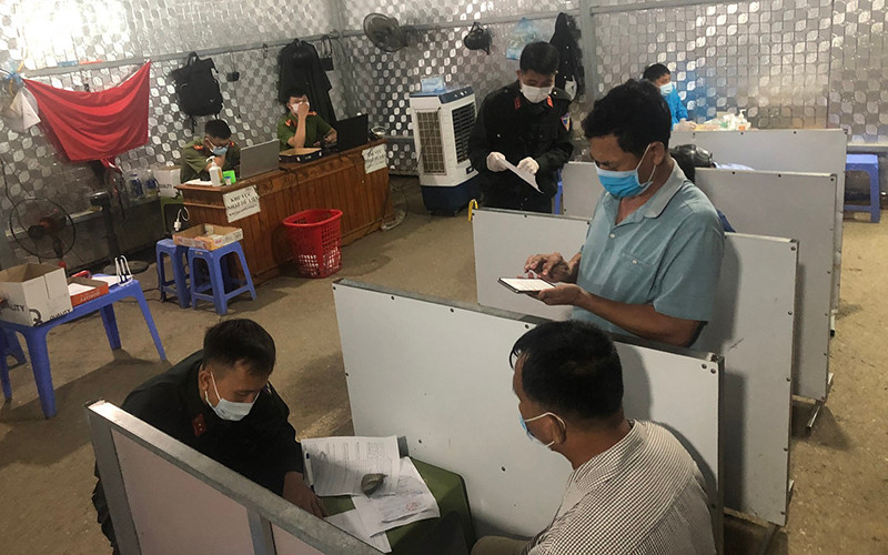 Người dân thực hiện khai báo y tế tại chốt kiểm soát dịch Pha Đin thuộc huyện Tuần Giáo.