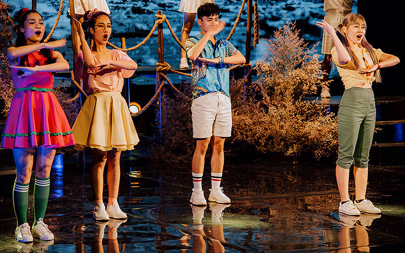 Một phân cảnh trong vở nhạc kịch “Trại hoa vàng” thuộc dự án Nhạc kịch hướng nghiệp “Chọn nghề trong muôn nghề”.