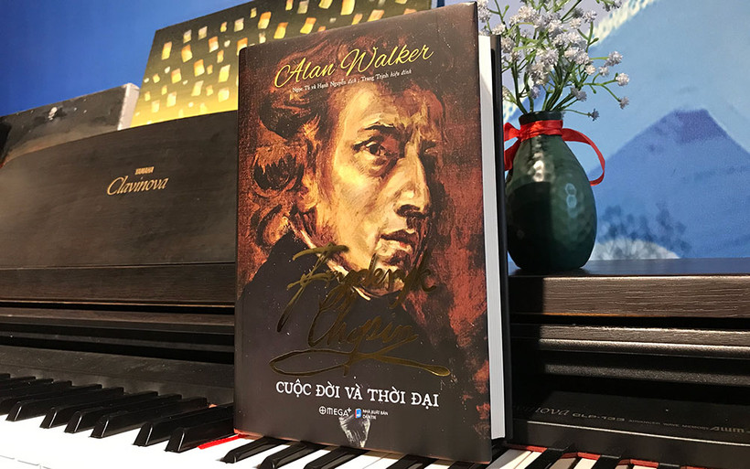 Cuốn “Fryderyk Chopin: Cuộc đời và thời đại”. (Ảnh: Omega+)