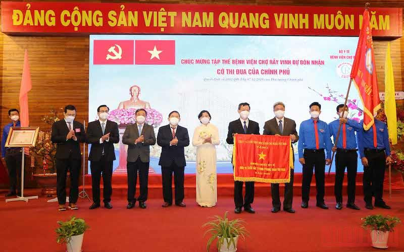 Bệnh viện Chợ Rẫy đón nhận Cờ thi đua của Chính phủ.