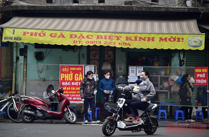 Để thích nghi với việc thay đổi quy định vùng cấm liên tục, đa số các cửa hàng ăn trên phố cổ đều chọn hình thức bán mang về. (Ảnh: Thành Đạt)