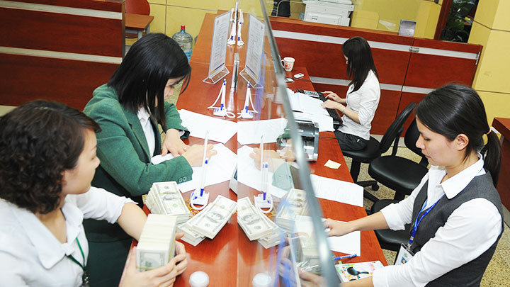 Việc USD giảm giá mạnh đang tạo áp lực tăng giá đối với VND. Ảnh: NG.NAM