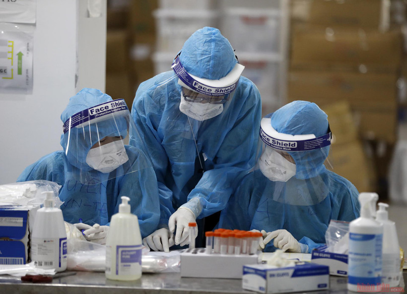 Bác sĩ, nhân viên y tế Bệnh viện Việt Nam - Thụy Điển (Uông Bí - Quảng Ninh) hỗ trợ xét nghiệm tại Bắc Giang. (Ảnh: DUY LINH)