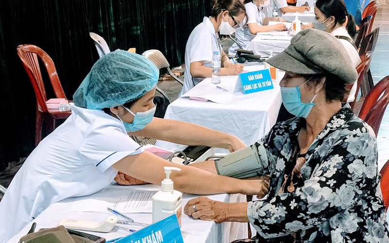 Các nhân viên y tế khám, tư vấn cho người dân trước khi tiêm vaccine phòng Covid-19.