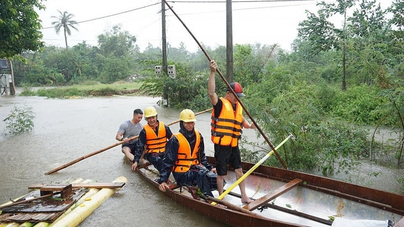 Công nhân Điện lực Đà Nẵng kiểm tra TBA tại xã Hòa Liên 2, Hòa Vang.