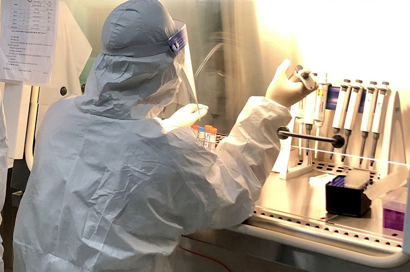 Cán bộ Trung tâm Kiểm soát bệnh tật Bắc Kạn xét nghiệm mẫu bệnh phẩm.
