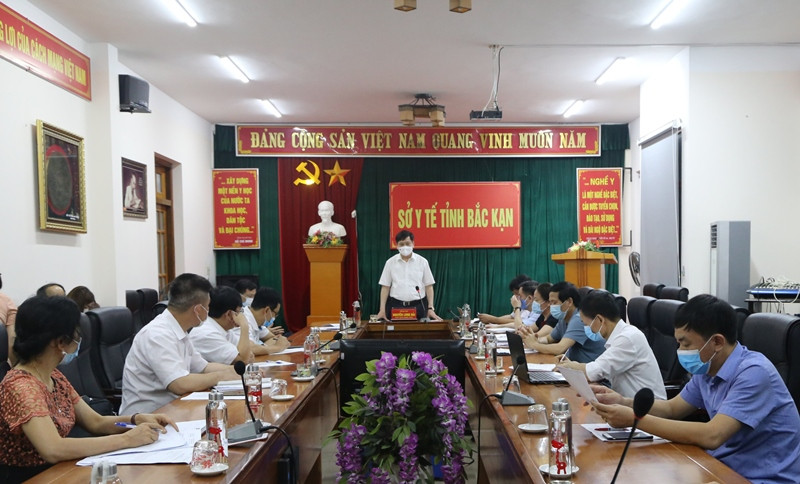 Chủ tịch UBND tỉnh Bắc Kạn Nguyễn Long Hải phát biểu chỉ đạo tại cuộc họp khẩn.