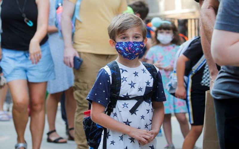 Học sinh đến trường tại TP New York, Mỹ, ngày 13/9. (Ảnh: Reuters) 