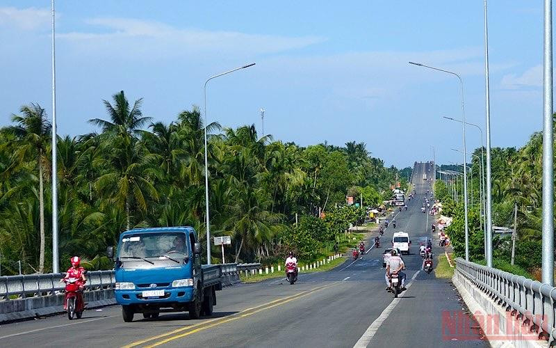 Xây dựng đường giao thông liên vùng, liên tỉnh là một trong những nội dung mà tỉnh Kiên Giang kêu gọi đầu tư. Trong ảnh: Đường về vùng U Minh Thượng (Ảnh: Việt Tiến).
