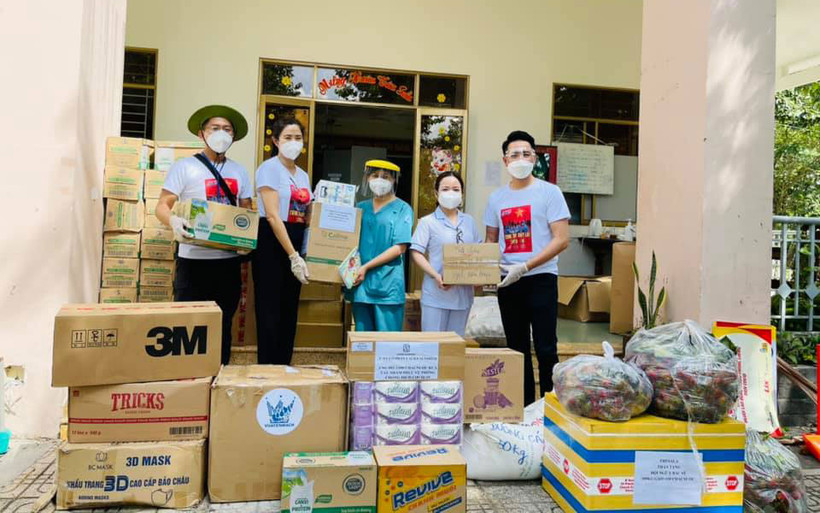 Ca sĩ, nhạc sĩ Nguyễn Phi Hùng cùng các đồng nghiệp, tình nguyện viên Nhà văn hóa Thanh niên tặng quà cho Bệnh viện dã chiến Củ Chi.