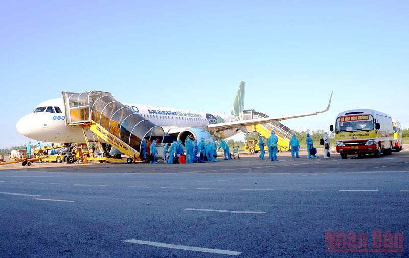 Trong đại dịch Covid-19, gần 5.000 người dân Hà Tĩnh đã được đưa đón, đùm bọc về quê an toàn.