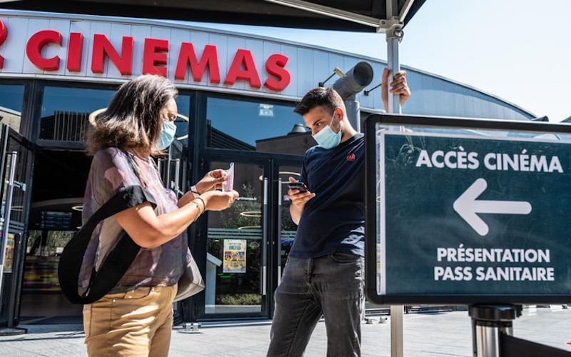 Từ 28/2, Pháp sẽ bỏ quy định đeo khẩu trang bắt buộc trong rạp chiếu phim, nhà hàng... (Ảnh: SUD OUEST)