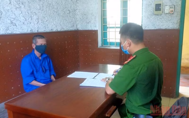 Đối tượng Bùi Văn Định tại cơ quan công an