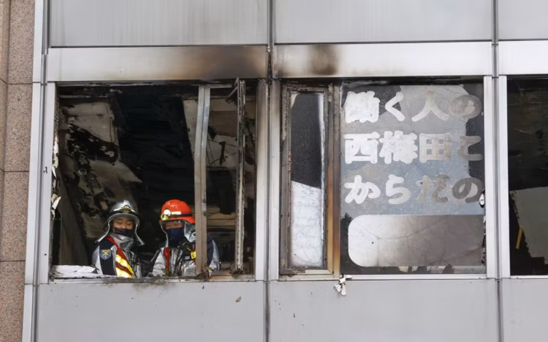 Lực lượng cứu hỏa làm việc tại hiện trường. (Ảnh: Kyodo News)