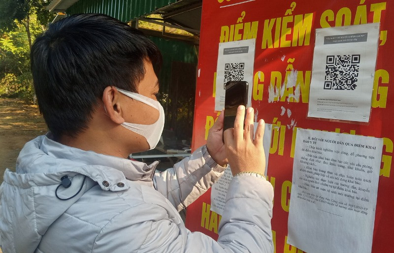 Người từ nơi khác đến phải khai báo y tế tại chốt kiểm soát dịch bệnh của thành phố Sơn La.