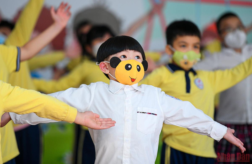 Không có đồng phục vàng thì có khẩu trang vàng siêu đáng yêu nhé. (Ảnh: THÀNH ĐẠT)