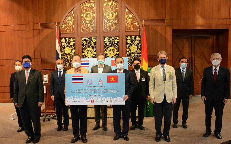 Đại sứ Phan Chí Thành tiếp nhận lô hàng vật tư y tế từ ông Sanan Angubolkul, Chủ tịch Hội Hữu nghị Thái Lan-Việt Nam.