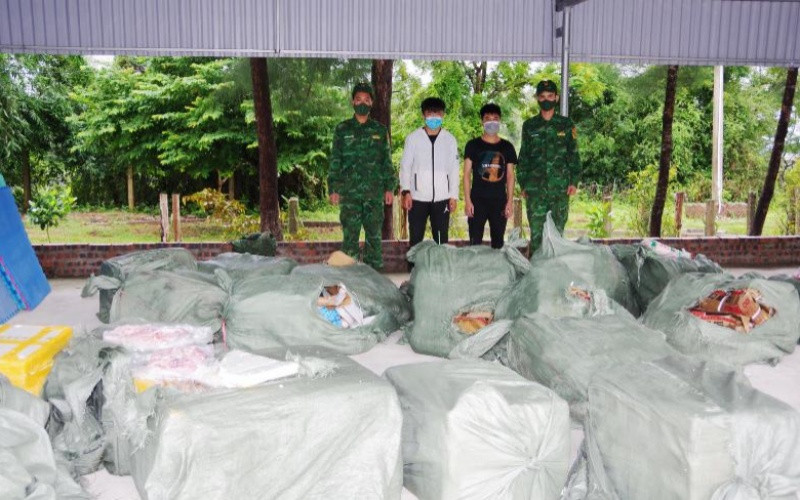Các đối tượng cùng tang vật tại Đồn Biên phòng Trà Cổ, Quảng Ninh.