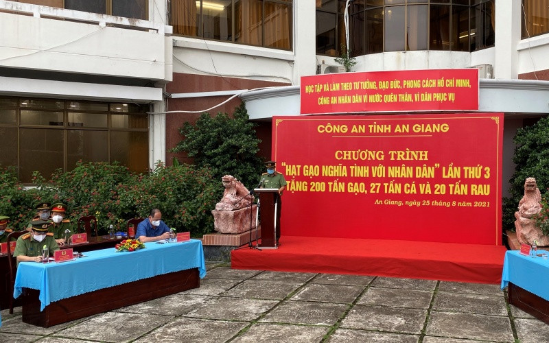 Quang cảnh buổi lễ ra quân “Hạt gạo nghĩa tình”.