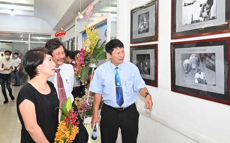 Đại biểu thưởng thức các tác phẩm tại buổi khai mạc triển lãm ảnh.