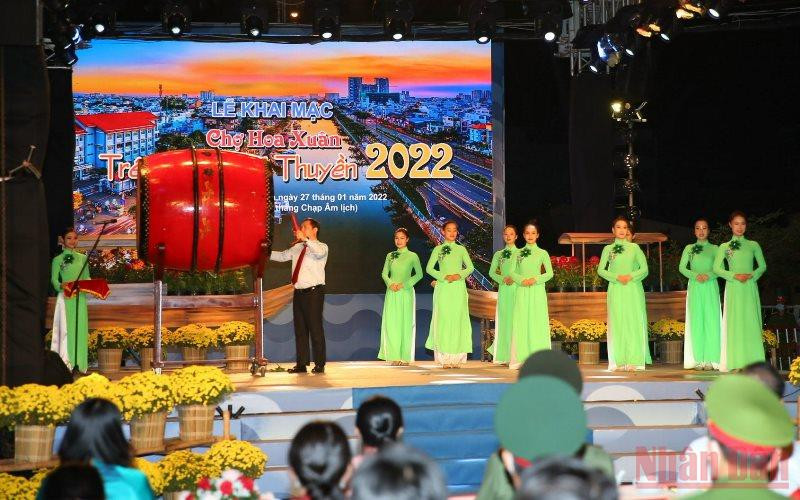 Nghi thức đánh trống khai mạc Chợ hoa Xuân “Trên bến dưới thuyền”.