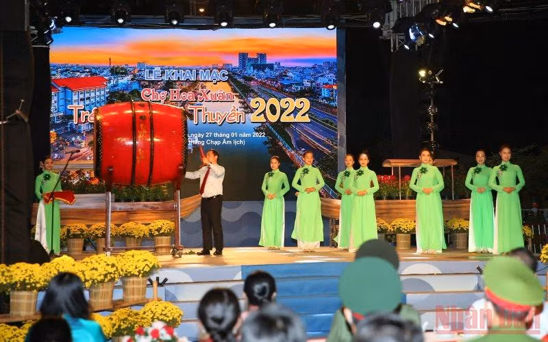 Nghi thức đánh trống khai mạc Chợ hoa Xuân “Trên bến dưới thuyền”.