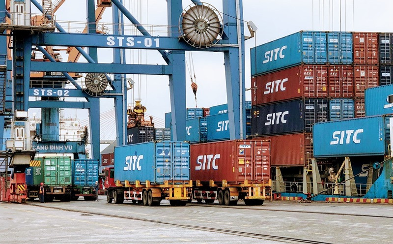 Bốc xếp hàng hóa tại cảng Đình Vũ (Hải Phòng).
