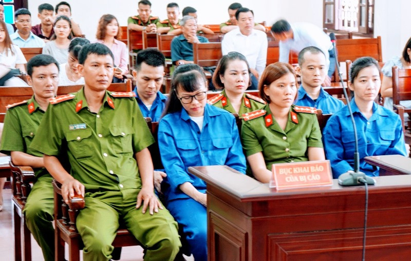 Quang cảnh phiên tòa, sáng 22-7.