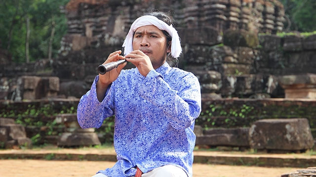 Thiên Thành Vũ thổi kèn saranai.