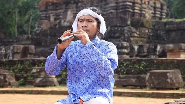 Thiên Thành Vũ thổi kèn saranai.