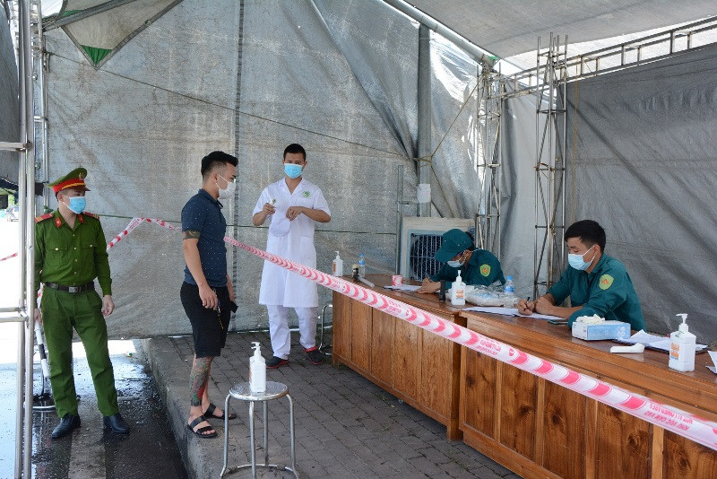 Kiểm tra thân nhiệt tại chốt kiểm dịch y tế.