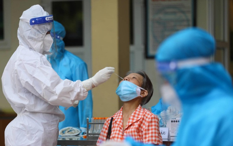 Người dân được lấy mẫu xét nghiệm SARS-CoV-2. (Ảnh: HÀ NAM)