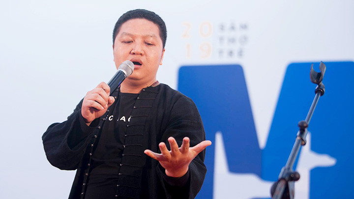 Nhà thơ Hoàng Anh Tuấn trình diễn tại Ngày thơ Việt Nam 2019. Ảnh: VŨ DUY